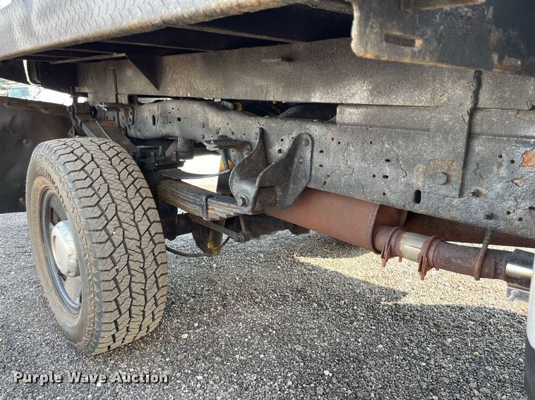 image for item DS8759 2006 Ford F350 Super Duty XL  flatbed pickup truck