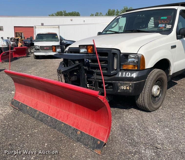 image for item DS8759 2006 Ford F350 Super Duty XL  flatbed pickup truck