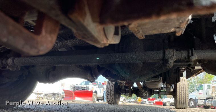 image for item DS8759 2006 Ford F350 Super Duty XL  flatbed pickup truck