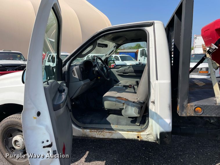 image for item DS8759 2006 Ford F350 Super Duty XL  flatbed pickup truck