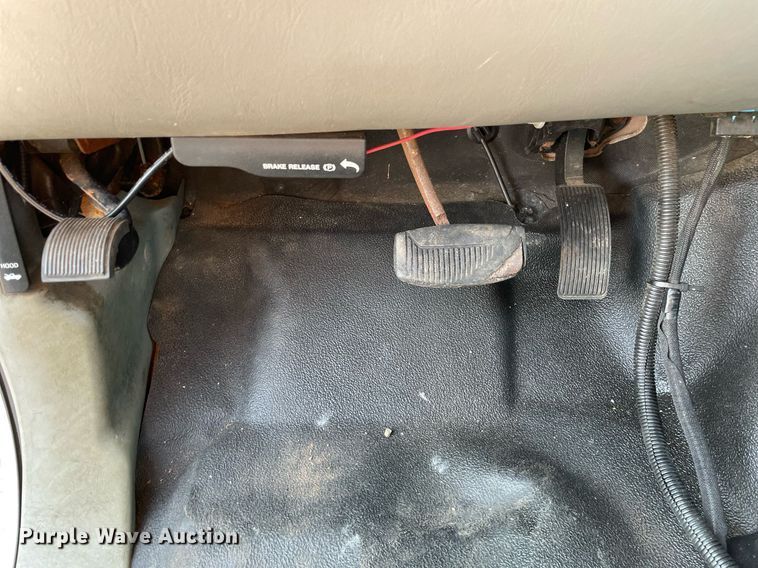 image for item DS8759 2006 Ford F350 Super Duty XL  flatbed pickup truck