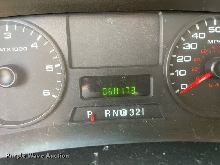 image for item DS8759 2006 Ford F350 Super Duty XL  flatbed pickup truck