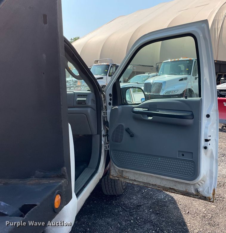 image for item DS8759 2006 Ford F350 Super Duty XL  flatbed pickup truck