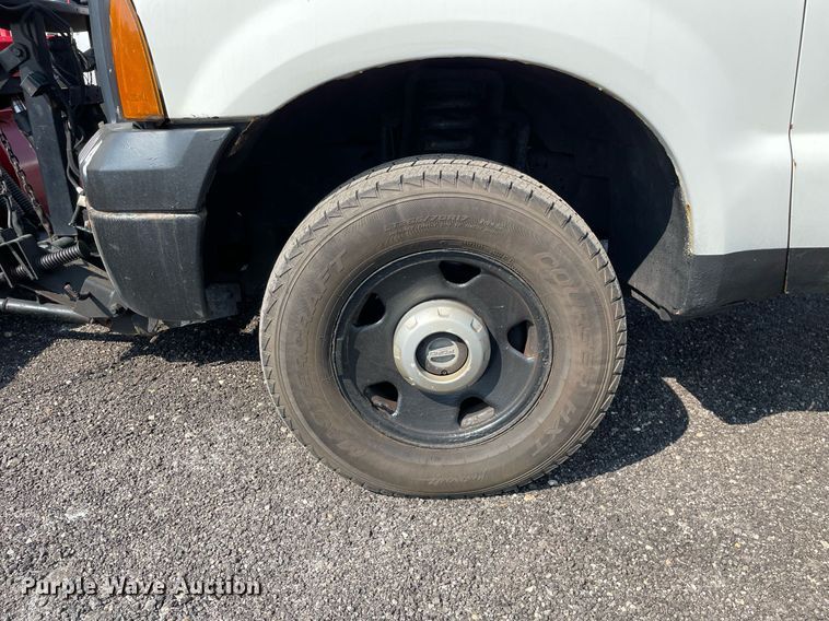 image for item DS8759 2006 Ford F350 Super Duty XL  flatbed pickup truck