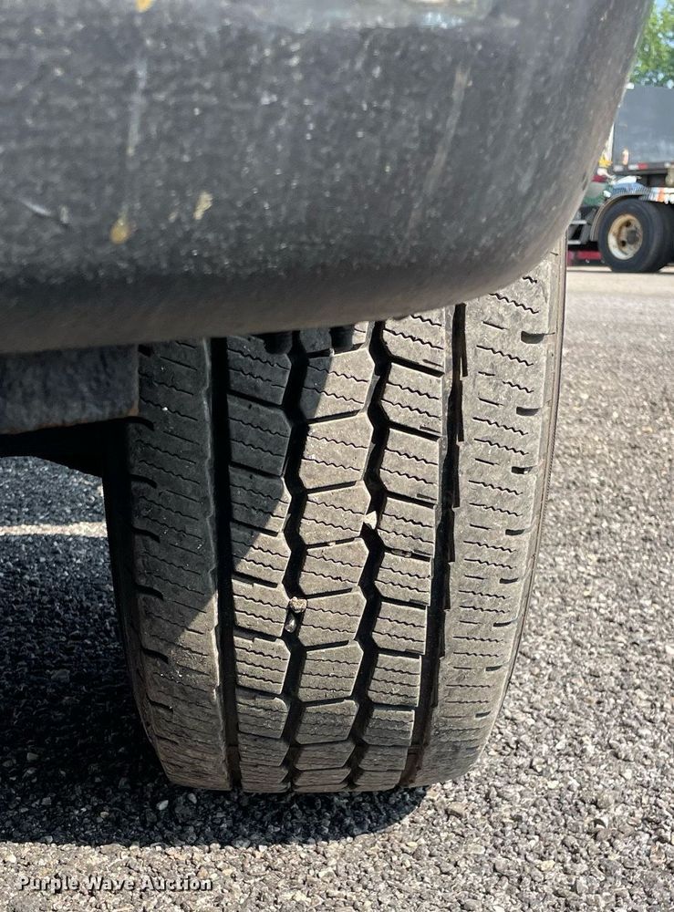 image for item DS8759 2006 Ford F350 Super Duty XL  flatbed pickup truck