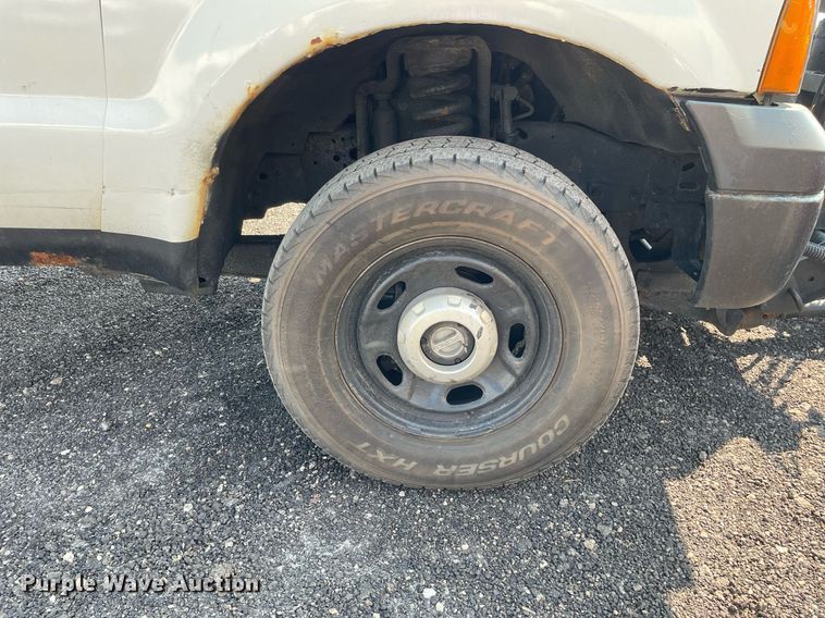 image for item DS8759 2006 Ford F350 Super Duty XL  flatbed pickup truck