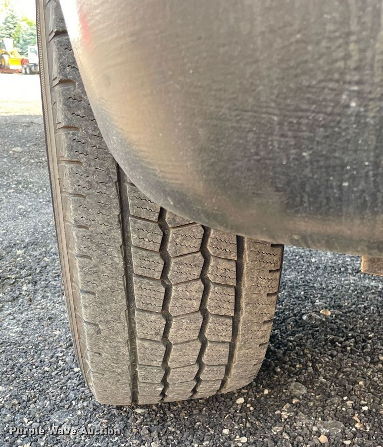 image for item DS8759 2006 Ford F350 Super Duty XL  flatbed pickup truck