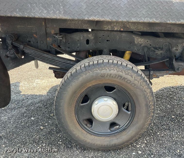 image for item DS8759 2006 Ford F350 Super Duty XL  flatbed pickup truck