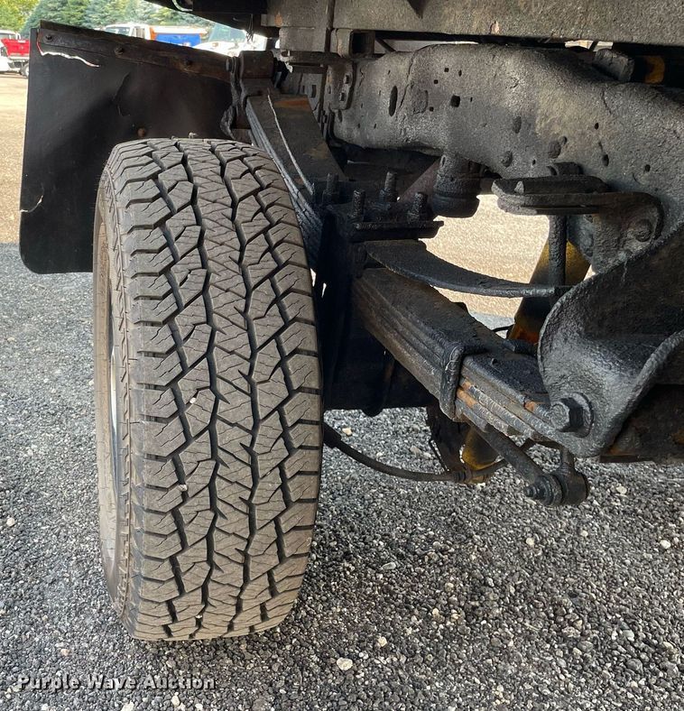 image for item DS8759 2006 Ford F350 Super Duty XL  flatbed pickup truck