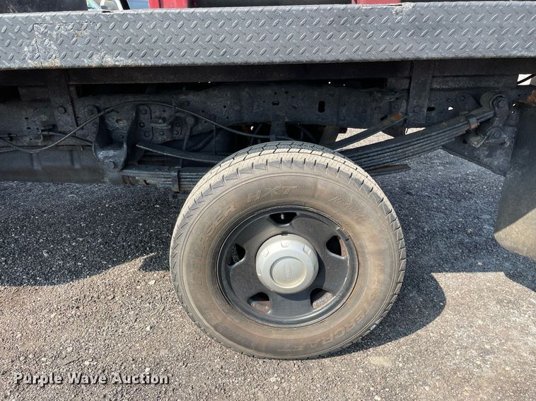 image for item DS8759 2006 Ford F350 Super Duty XL  flatbed pickup truck