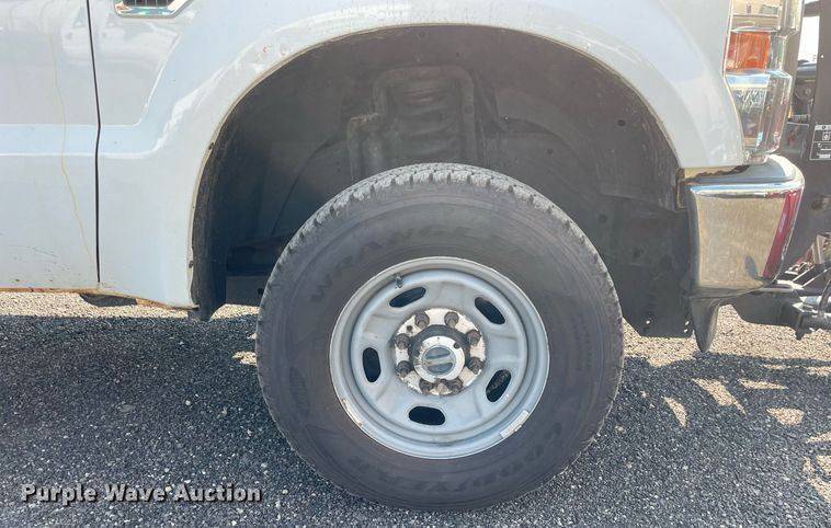 image for item DS8760 2010 Ford F250 Super Duty XL  flatbed pickup truck