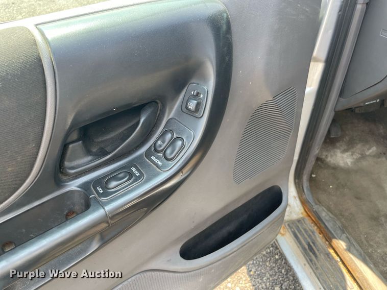 image for item DS8763 2003 Ford Ranger XLT  SuperCab flatbed pickup truck