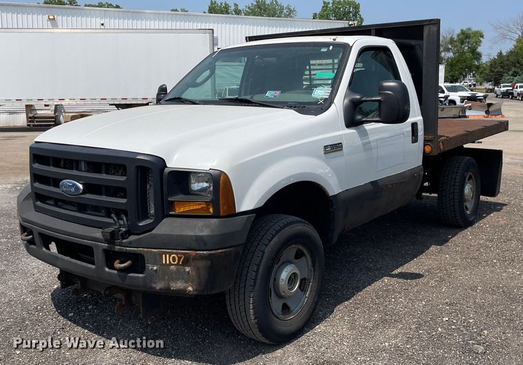 image for item DS8764 2006 Ford F350 Super Duty XL  flatbed pickup truck