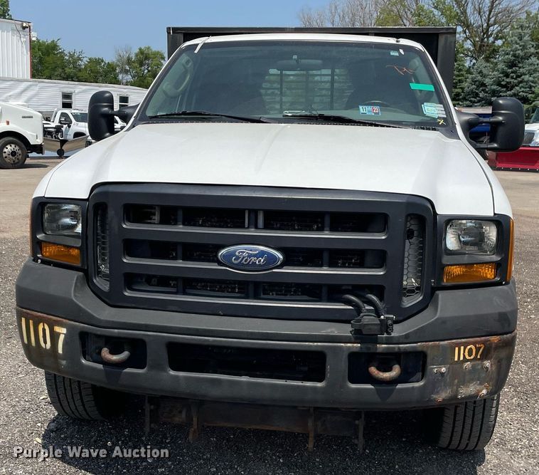 image for item DS8764 2006 Ford F350 Super Duty XL  flatbed pickup truck
