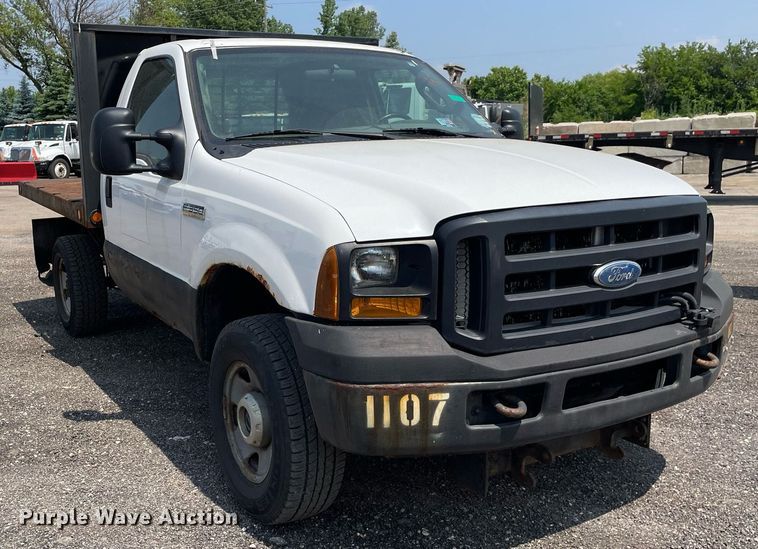 image for item DS8764 2006 Ford F350 Super Duty XL  flatbed pickup truck