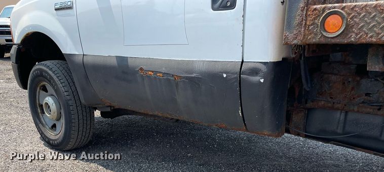 image for item DS8764 2006 Ford F350 Super Duty XL  flatbed pickup truck