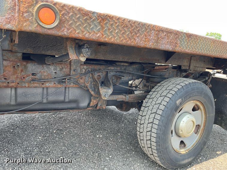 image for item DS8764 2006 Ford F350 Super Duty XL  flatbed pickup truck