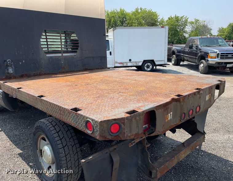 image for item DS8764 2006 Ford F350 Super Duty XL  flatbed pickup truck