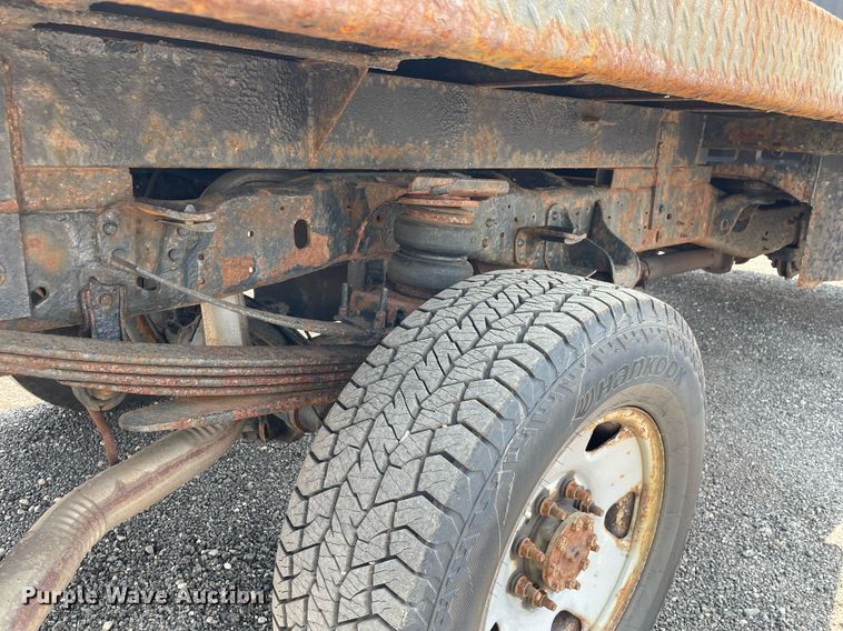 image for item DS8764 2006 Ford F350 Super Duty XL  flatbed pickup truck