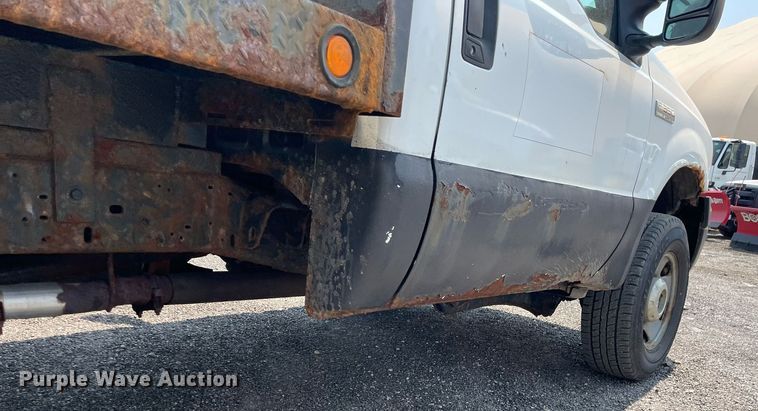 image for item DS8764 2006 Ford F350 Super Duty XL  flatbed pickup truck