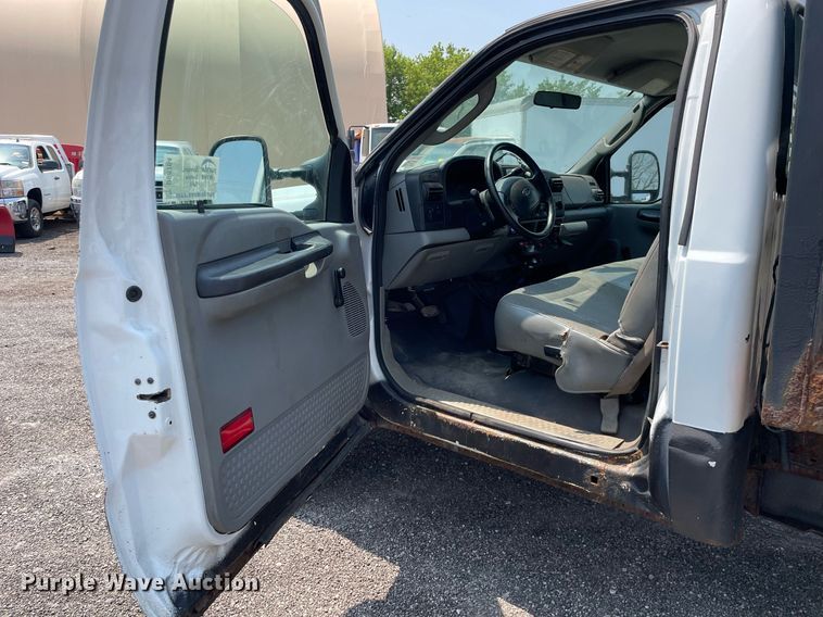 image for item DS8764 2006 Ford F350 Super Duty XL  flatbed pickup truck