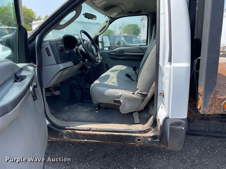 image for item DS8764 2006 Ford F350 Super Duty XL  flatbed pickup truck