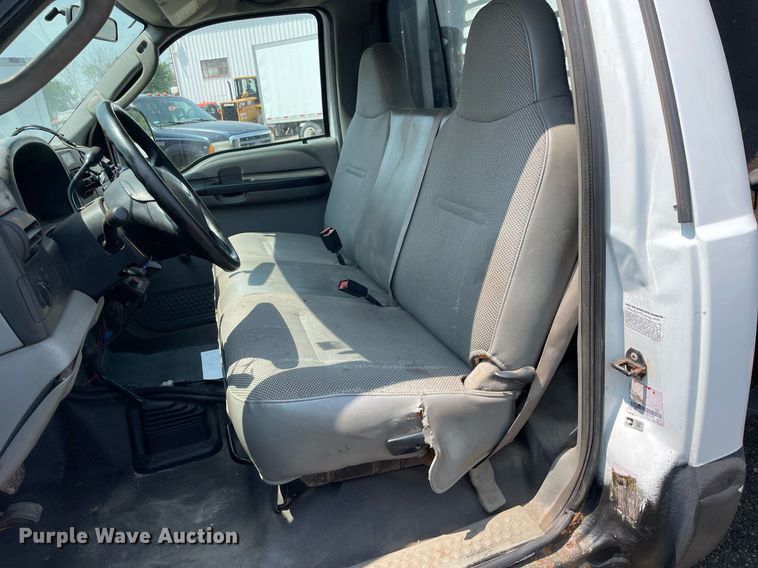 image for item DS8764 2006 Ford F350 Super Duty XL  flatbed pickup truck