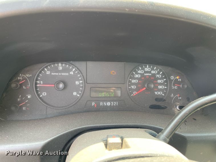 image for item DS8764 2006 Ford F350 Super Duty XL  flatbed pickup truck