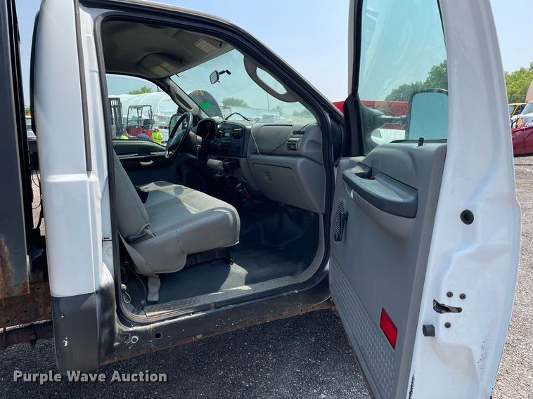 image for item DS8764 2006 Ford F350 Super Duty XL  flatbed pickup truck