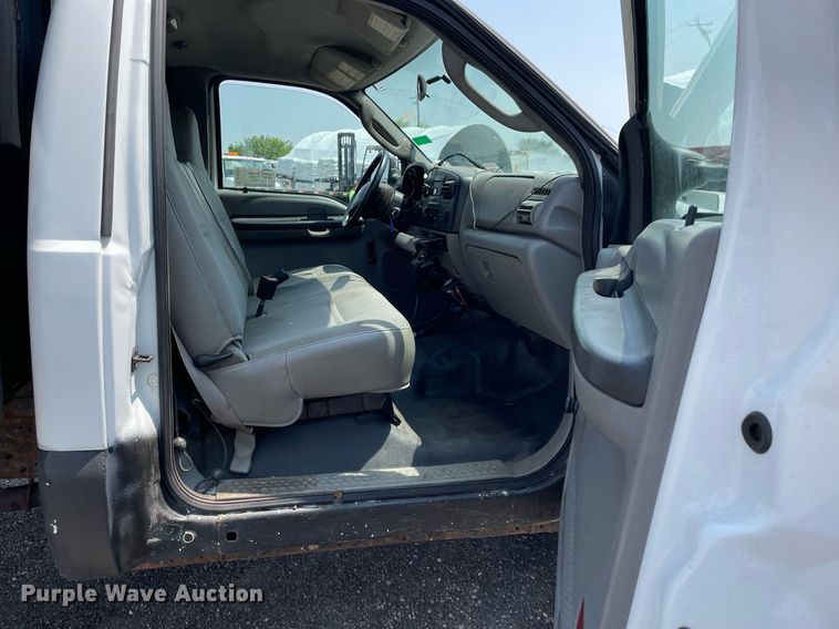 image for item DS8764 2006 Ford F350 Super Duty XL  flatbed pickup truck