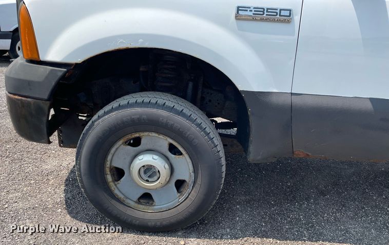 image for item DS8764 2006 Ford F350 Super Duty XL  flatbed pickup truck