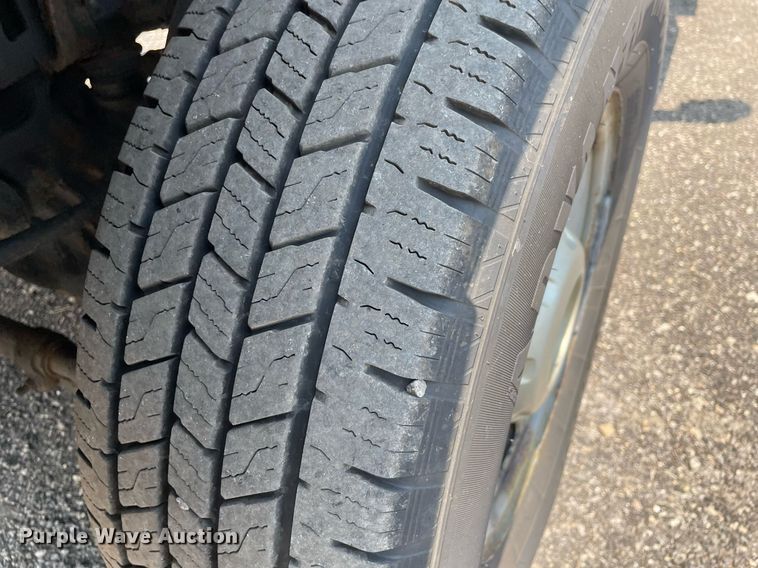 image for item DS8764 2006 Ford F350 Super Duty XL  flatbed pickup truck