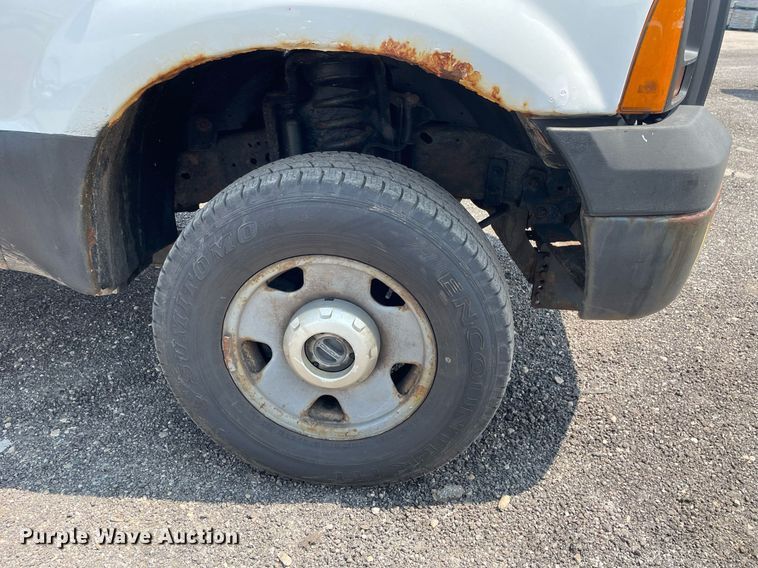 image for item DS8764 2006 Ford F350 Super Duty XL  flatbed pickup truck