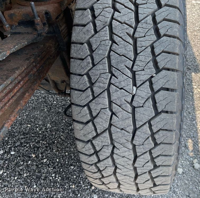 image for item DS8764 2006 Ford F350 Super Duty XL  flatbed pickup truck