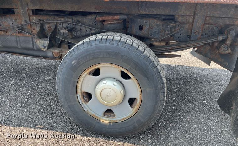 image for item DS8764 2006 Ford F350 Super Duty XL  flatbed pickup truck