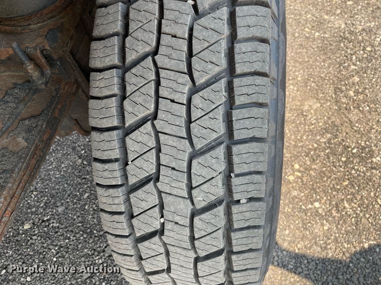 image for item DS8764 2006 Ford F350 Super Duty XL  flatbed pickup truck