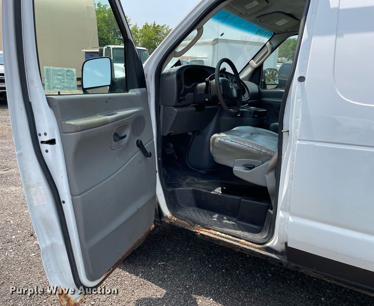 image for item DS8765 2006 Ford E250  van