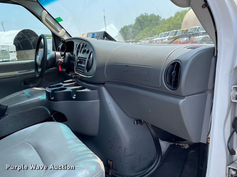 image for item DS8765 2006 Ford E250  van