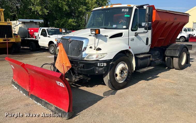 image for item DS8766 2006 International 4300  spreader truck