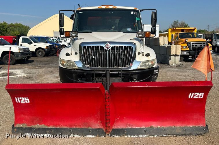 image for item DS8766 2006 International 4300  spreader truck