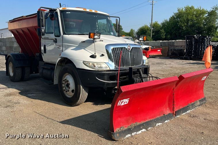 image for item DS8766 2006 International 4300  spreader truck