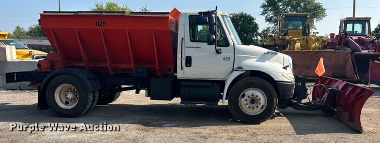 image for item DS8766 2006 International 4300  spreader truck