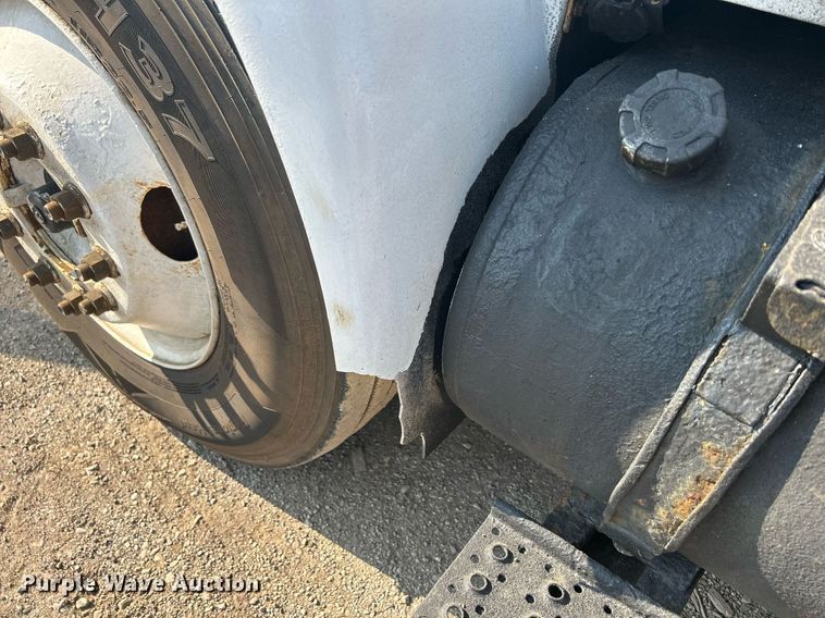 image for item DS8766 2006 International 4300  spreader truck