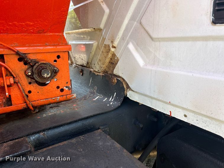 image for item DS8766 2006 International 4300  spreader truck