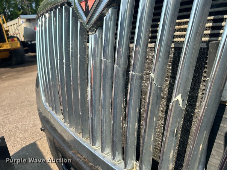 image for item DS8766 2006 International 4300  spreader truck