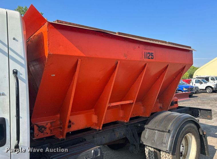 image for item DS8766 2006 International 4300  spreader truck