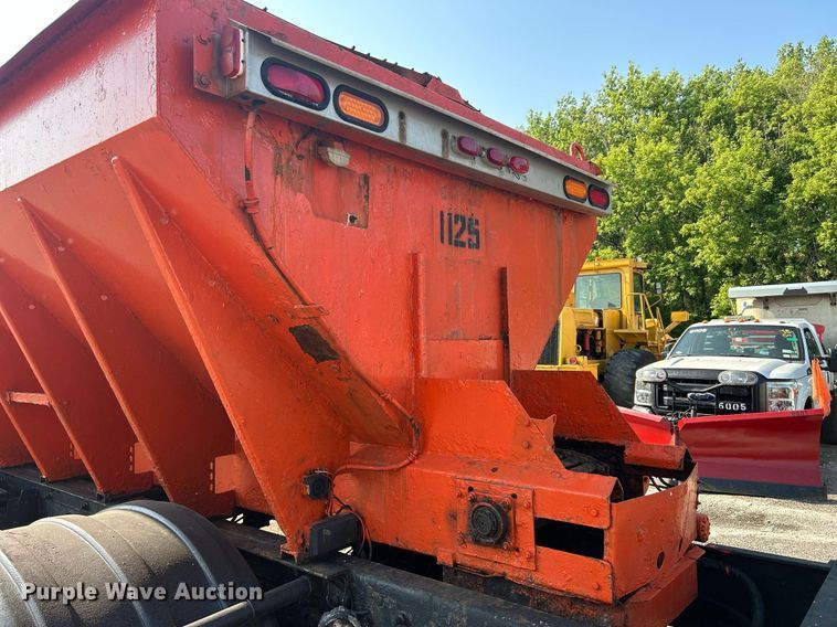 image for item DS8766 2006 International 4300  spreader truck