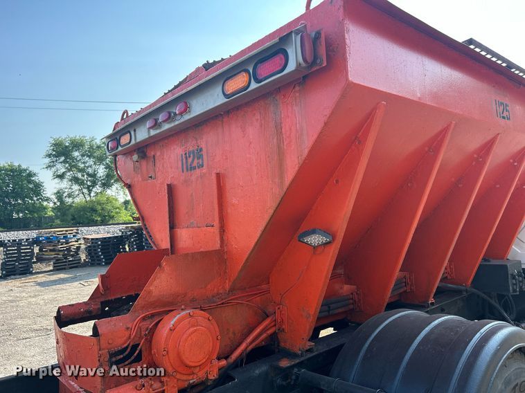 image for item DS8766 2006 International 4300  spreader truck