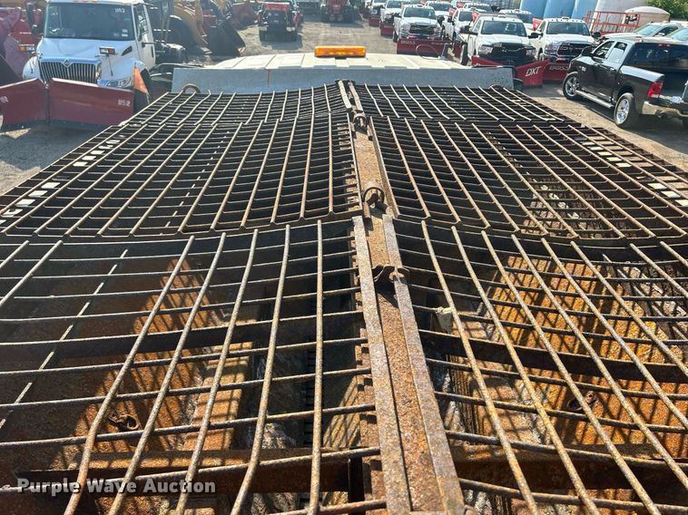 image for item DS8766 2006 International 4300  spreader truck