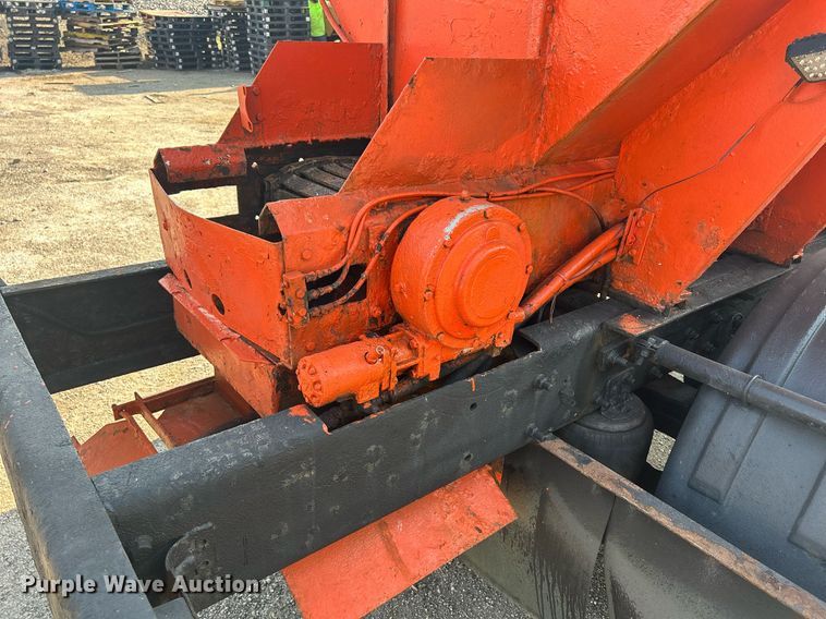 image for item DS8766 2006 International 4300  spreader truck